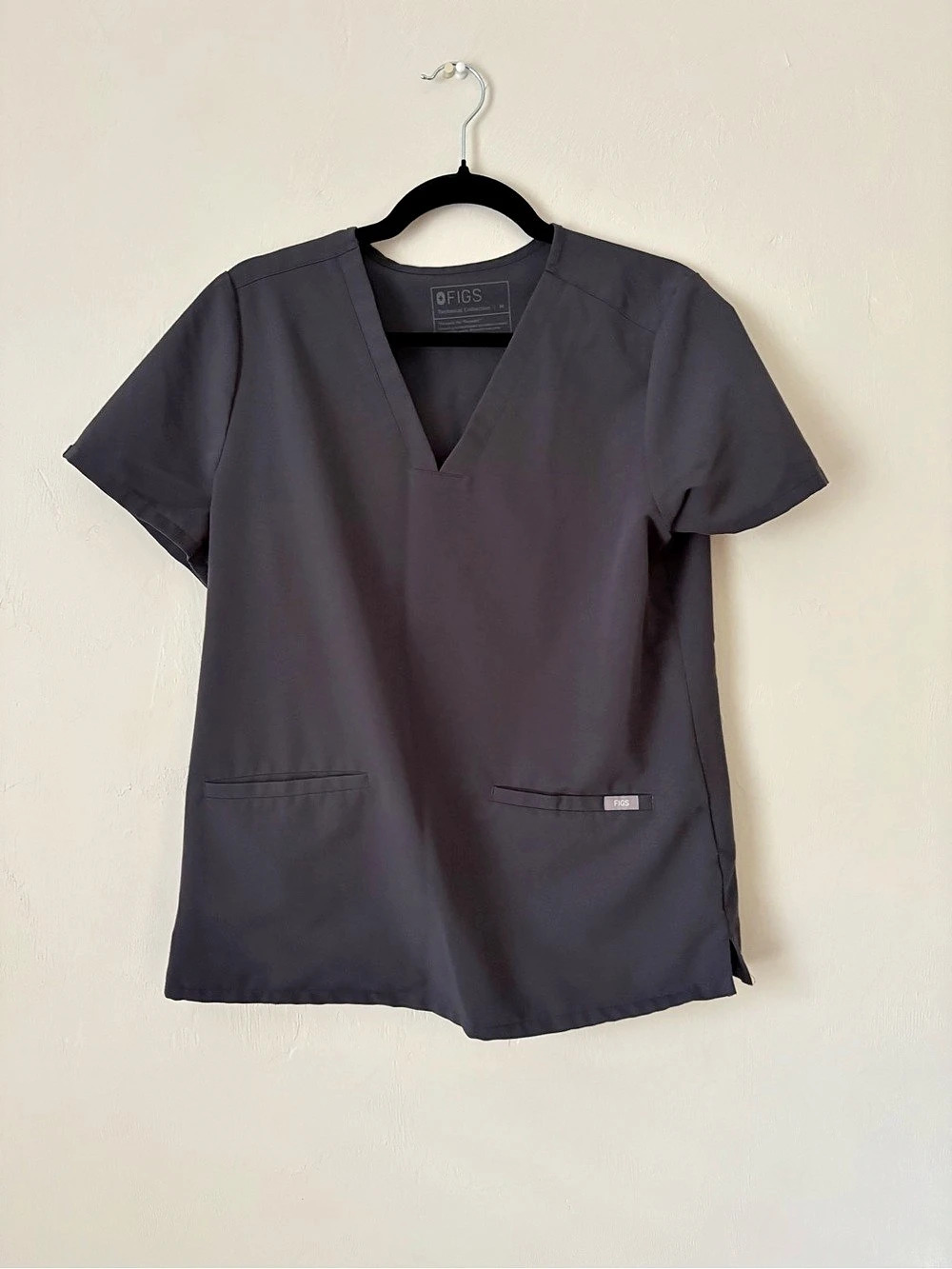 FIGS Catarina One-Pocket Scrub Top V-Neck Scrub Top in Black Size Medium